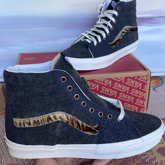 Vans Men’s Sk8-Hi
Subtle Safari Asphalt
VN0A5JMJ107
Sneakers - Picture 11 of 16